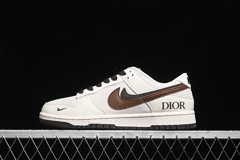 All Categories Nk SB Dunk Series Nk SB Dunk Low High-end Customized Low-top Shoes Nk SB Dunk Low Dior Series-Beige Brown Hook Anniversary High-end Customized Low-top Casual Shoes XD6188-046